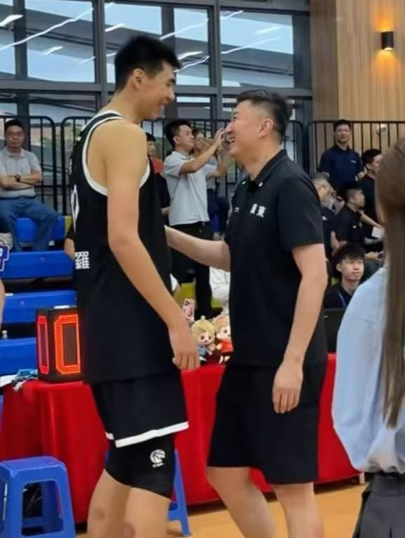 月的团结杯, 篮近期密集, 受关注 月的团结杯, 篮近期密集, 受关注